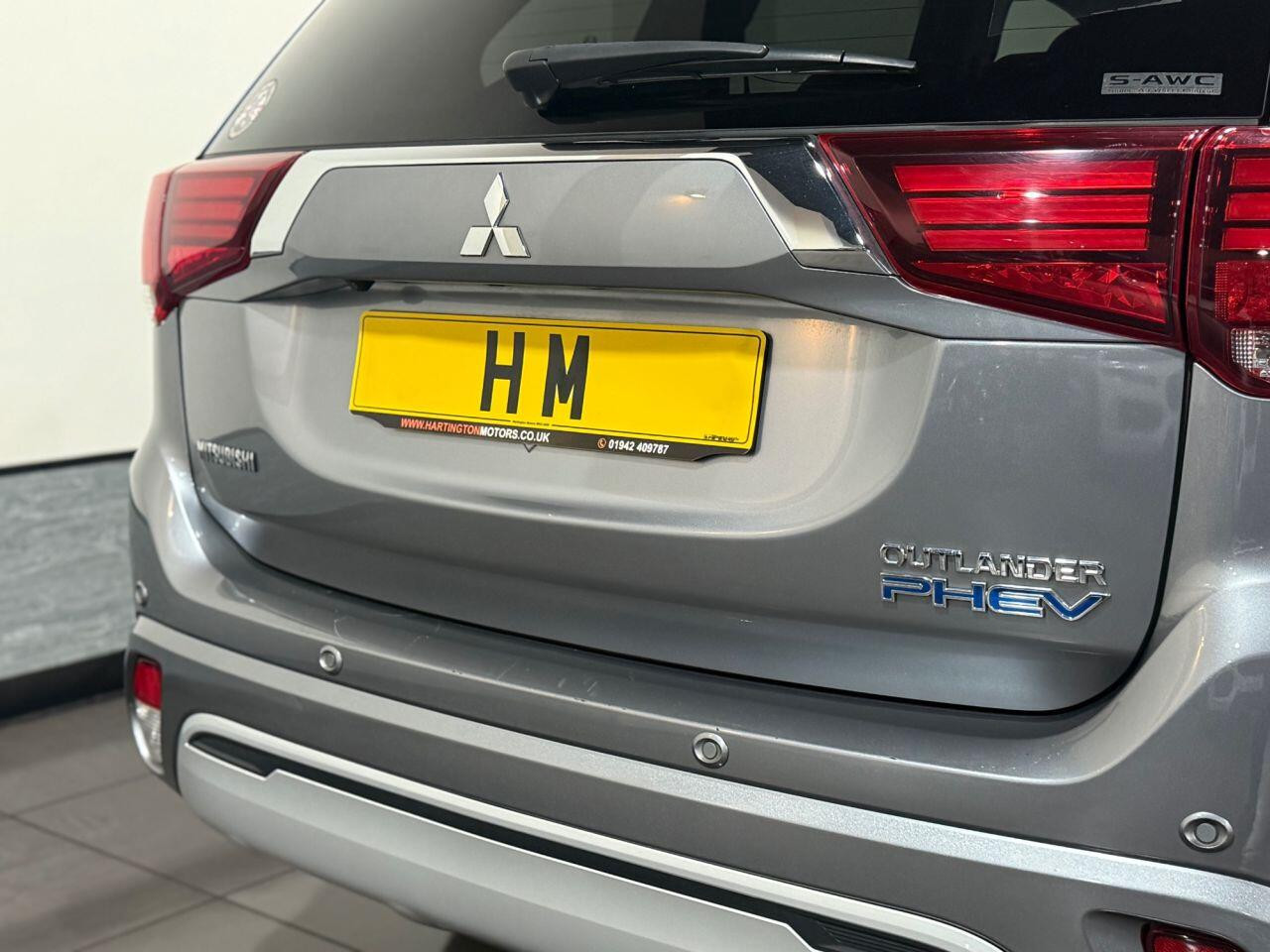 Voiture
                                                 Mitsubishi Outlander 2.4h TwinMotor 13.8kWh 4hs SUV 5dr Petrol Plug-in Hybrid CVT 4WD Euro 6 (s/s) (209 ps)