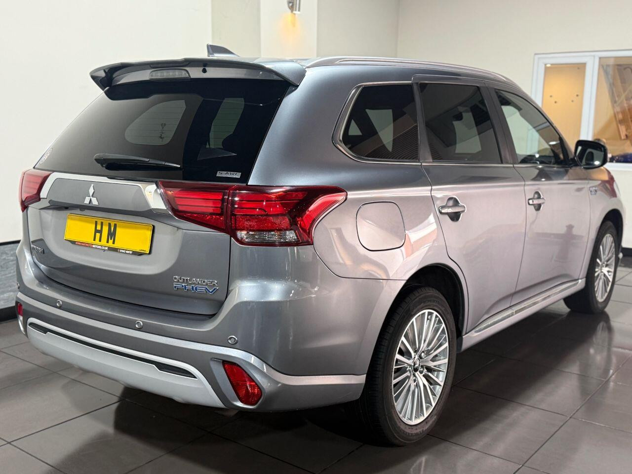 Voiture
                                                 Mitsubishi Outlander 2.4h TwinMotor 13.8kWh 4hs SUV 5dr Petrol Plug-in Hybrid CVT 4WD Euro 6 (s/s) (209 ps)