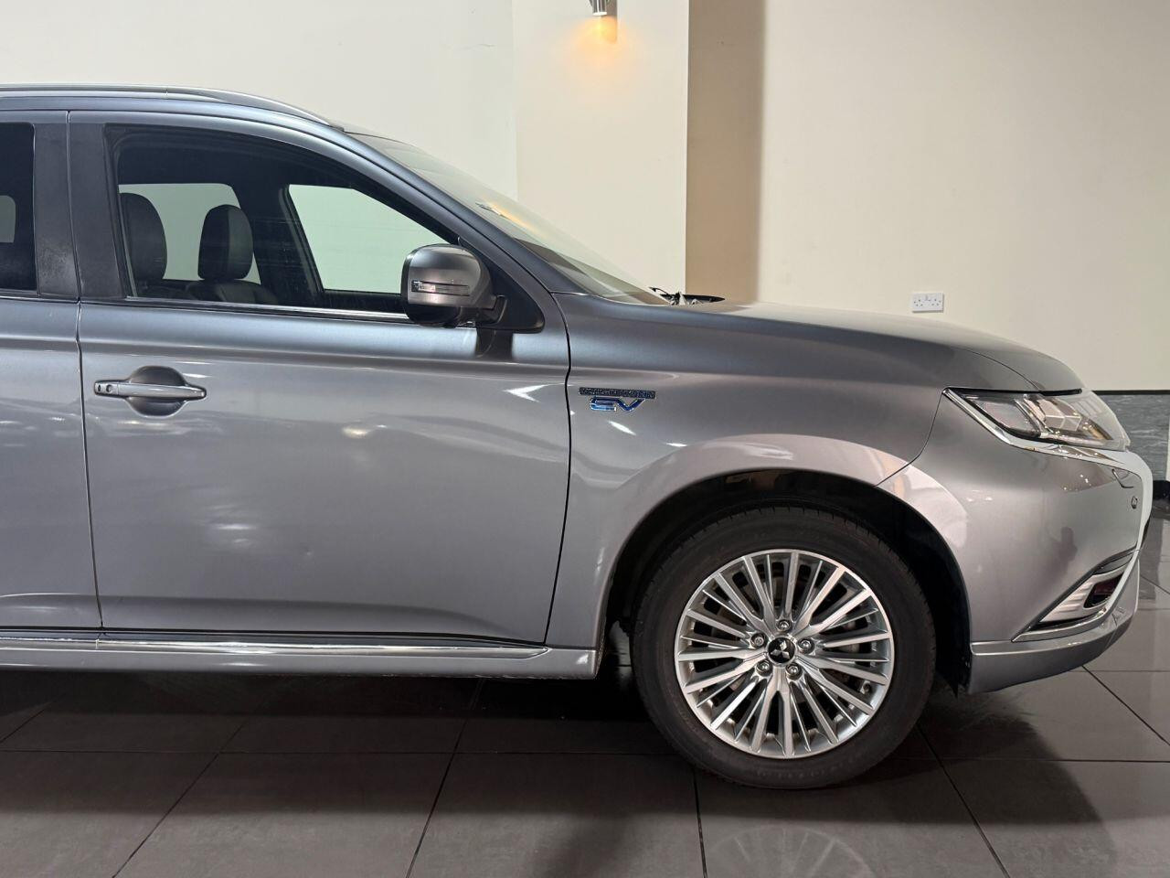 Voiture
                                                 Mitsubishi Outlander 2.4h TwinMotor 13.8kWh 4hs SUV 5dr Petrol Plug-in Hybrid CVT 4WD Euro 6 (s/s) (209 ps)