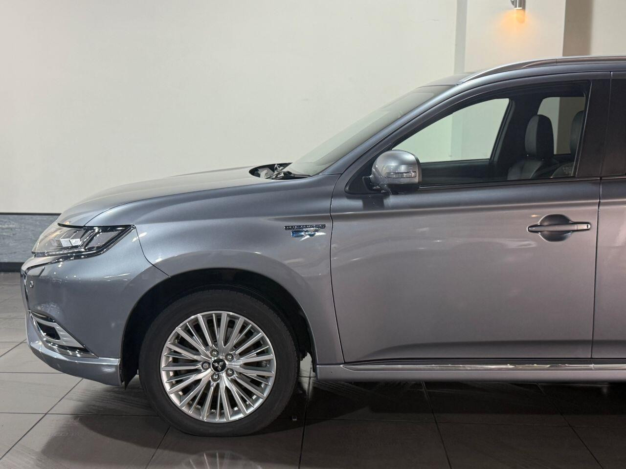 Voiture
                                                 Mitsubishi Outlander 2.4h TwinMotor 13.8kWh 4hs SUV 5dr Petrol Plug-in Hybrid CVT 4WD Euro 6 (s/s) (209 ps)