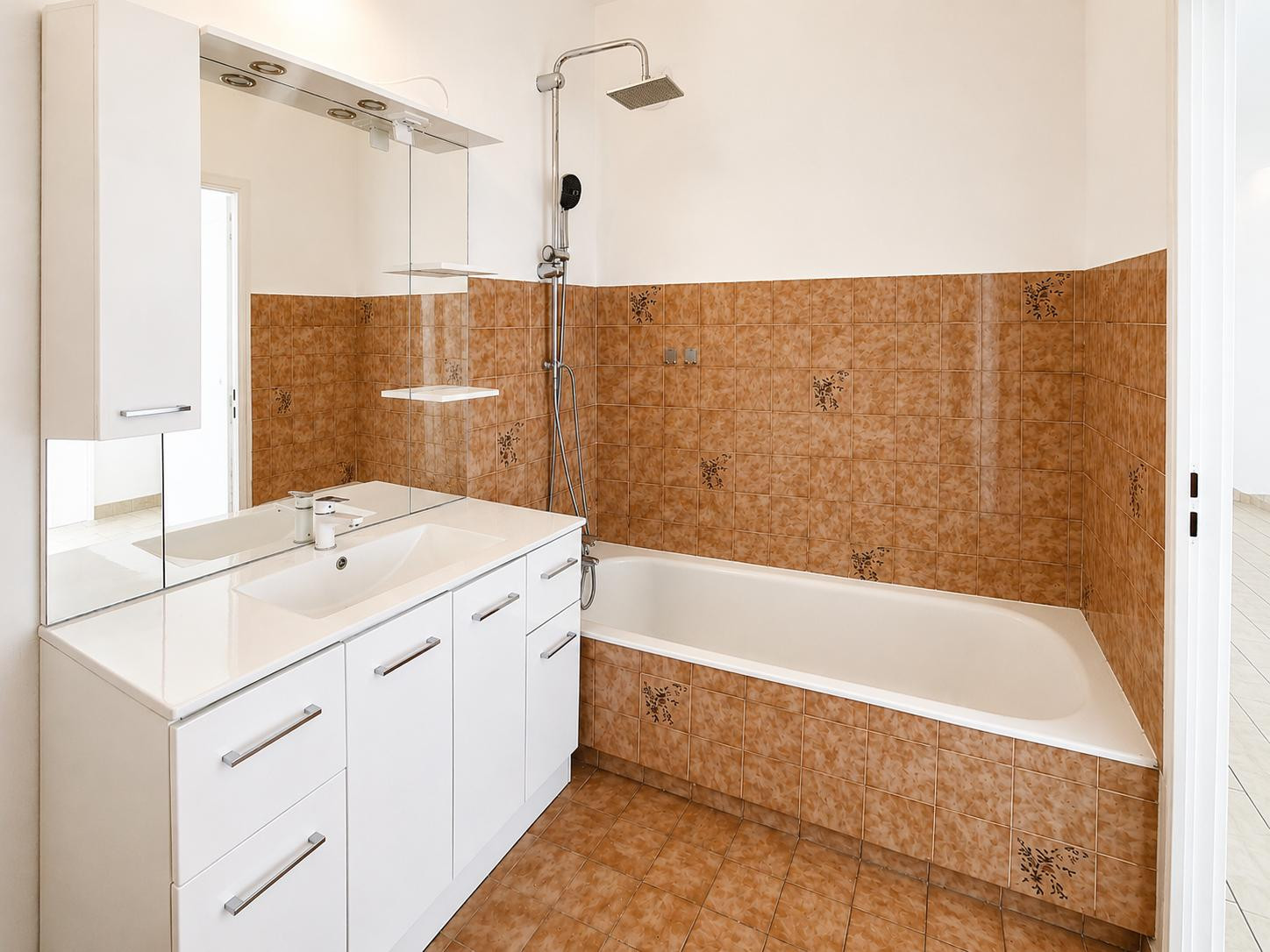
                                                Vente
                                                 Montchat, 93m², annexes rares : garage + cave 25m²