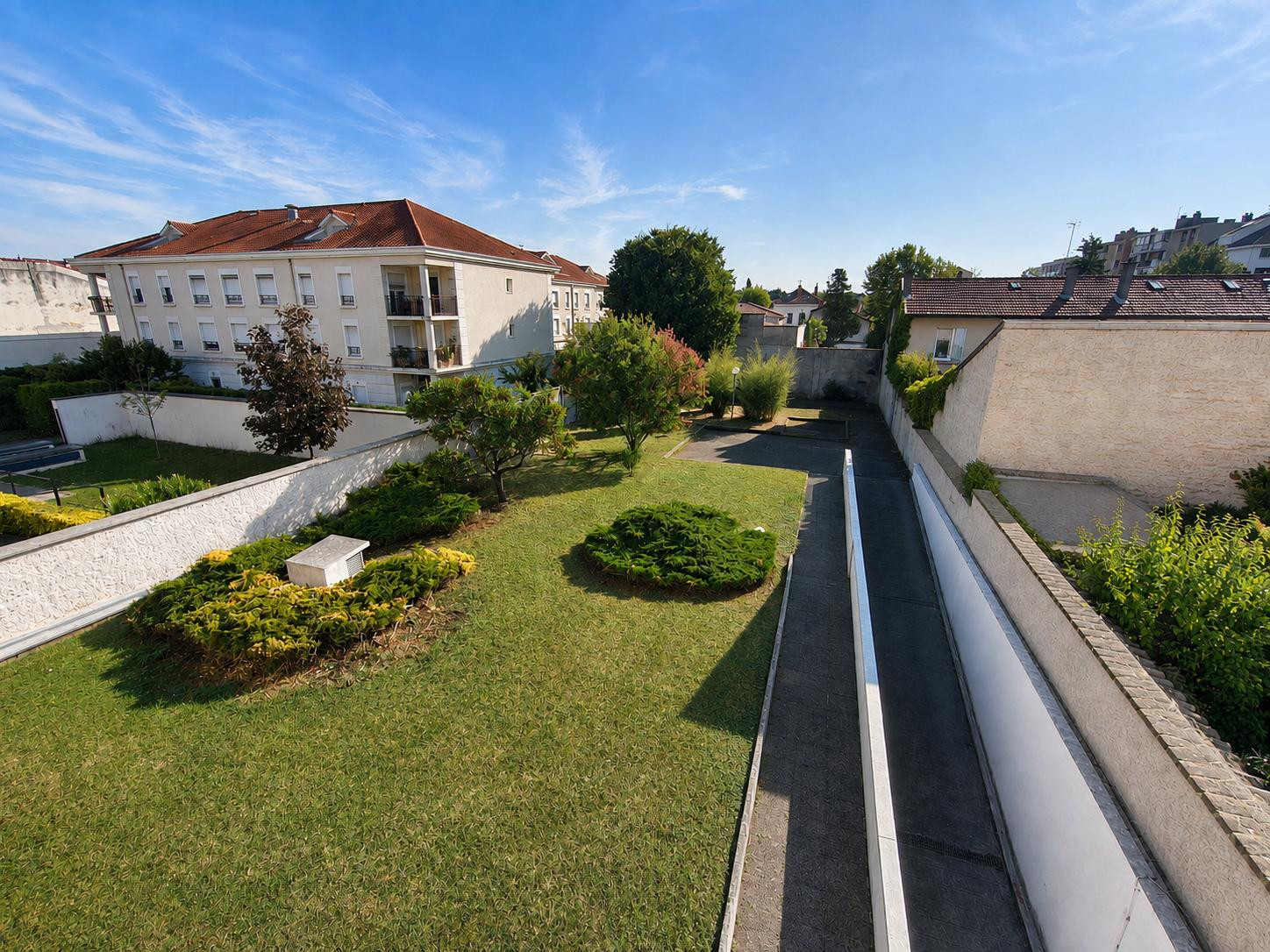 
                                                Vente
                                                 Montchat, 93m², annexes rares : garage + cave 25m²