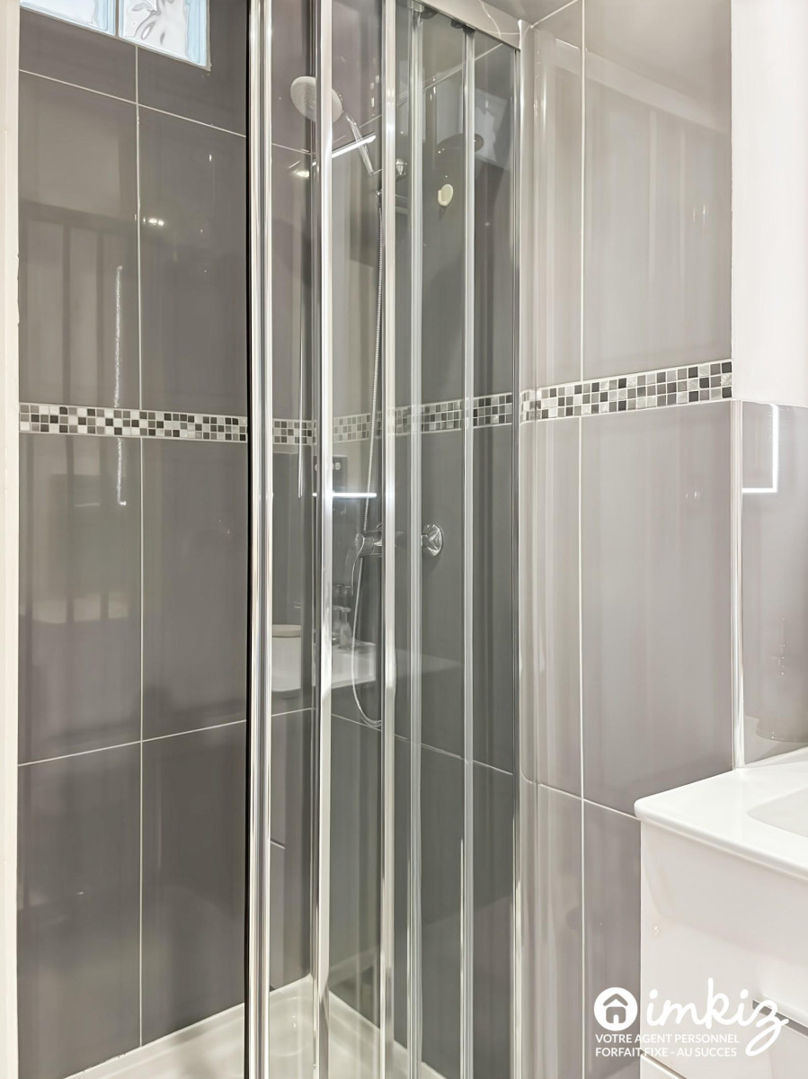 
                                                Vente
                                                 Montmartre – 2P 40 m² traversant, parquet, cave