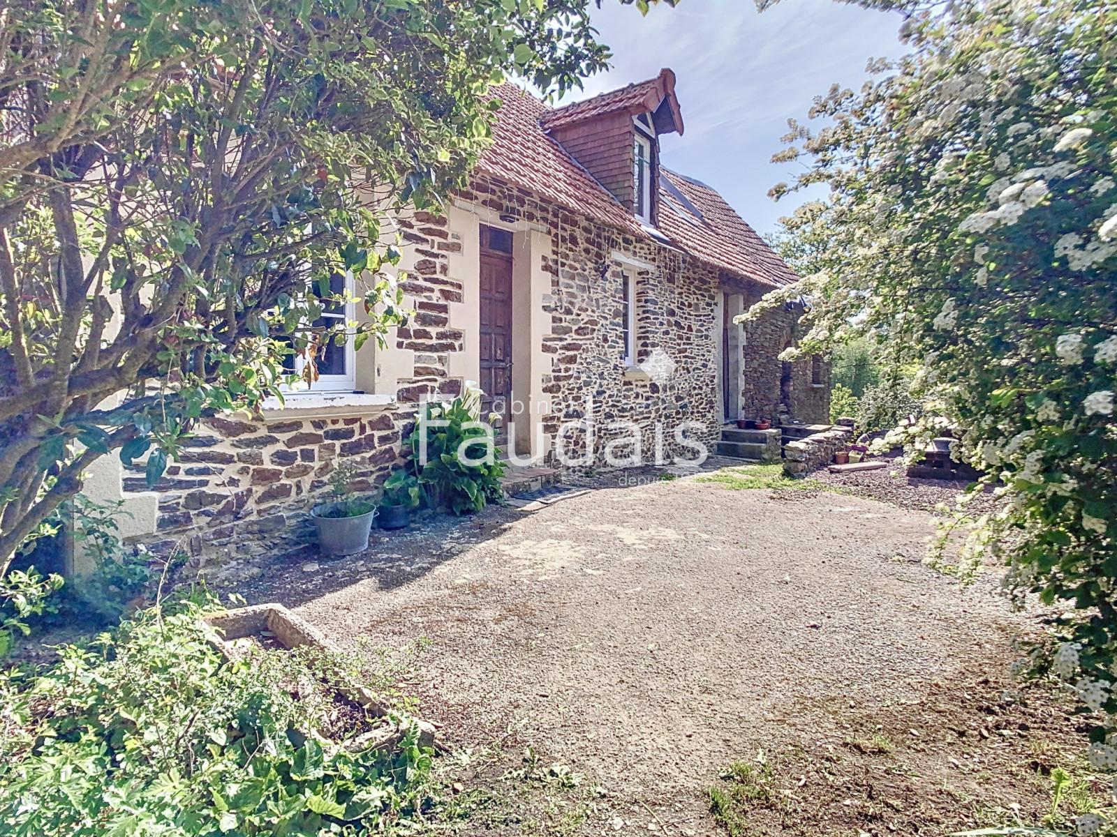
                                                Vente
                                                 MOON-SUR-ELLE Maison en pierre avec 2.4ha