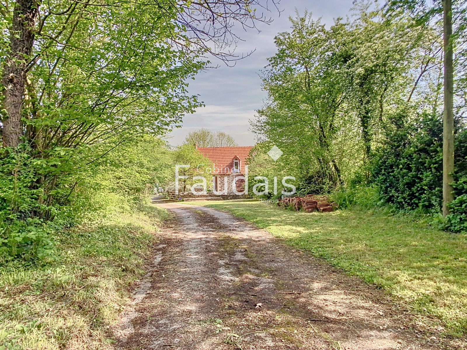 
                                                Vente
                                                 MOON-SUR-ELLE Maison en pierre avec 2.4ha