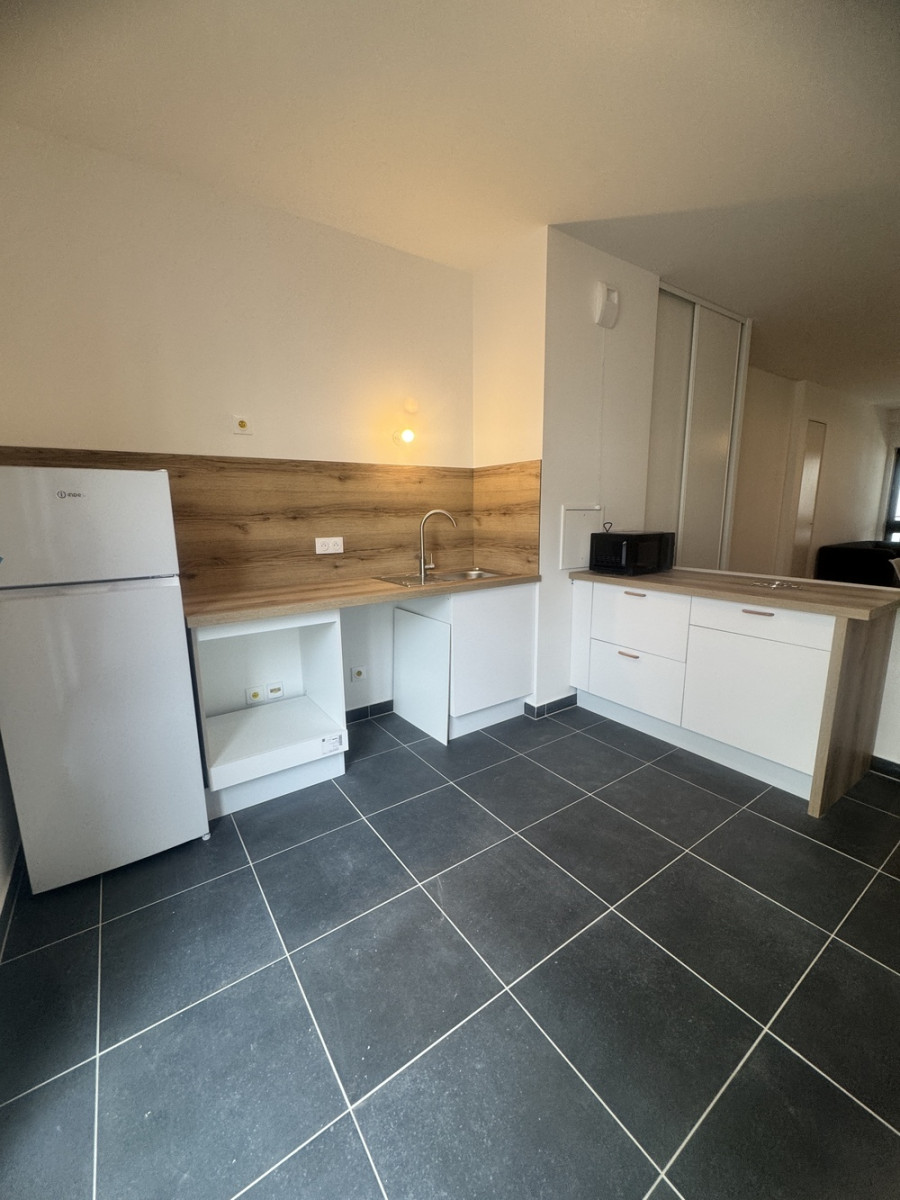 
                                                Location
                                                 Nanterre – F3 meublé neuf | RER A & E |Pkg