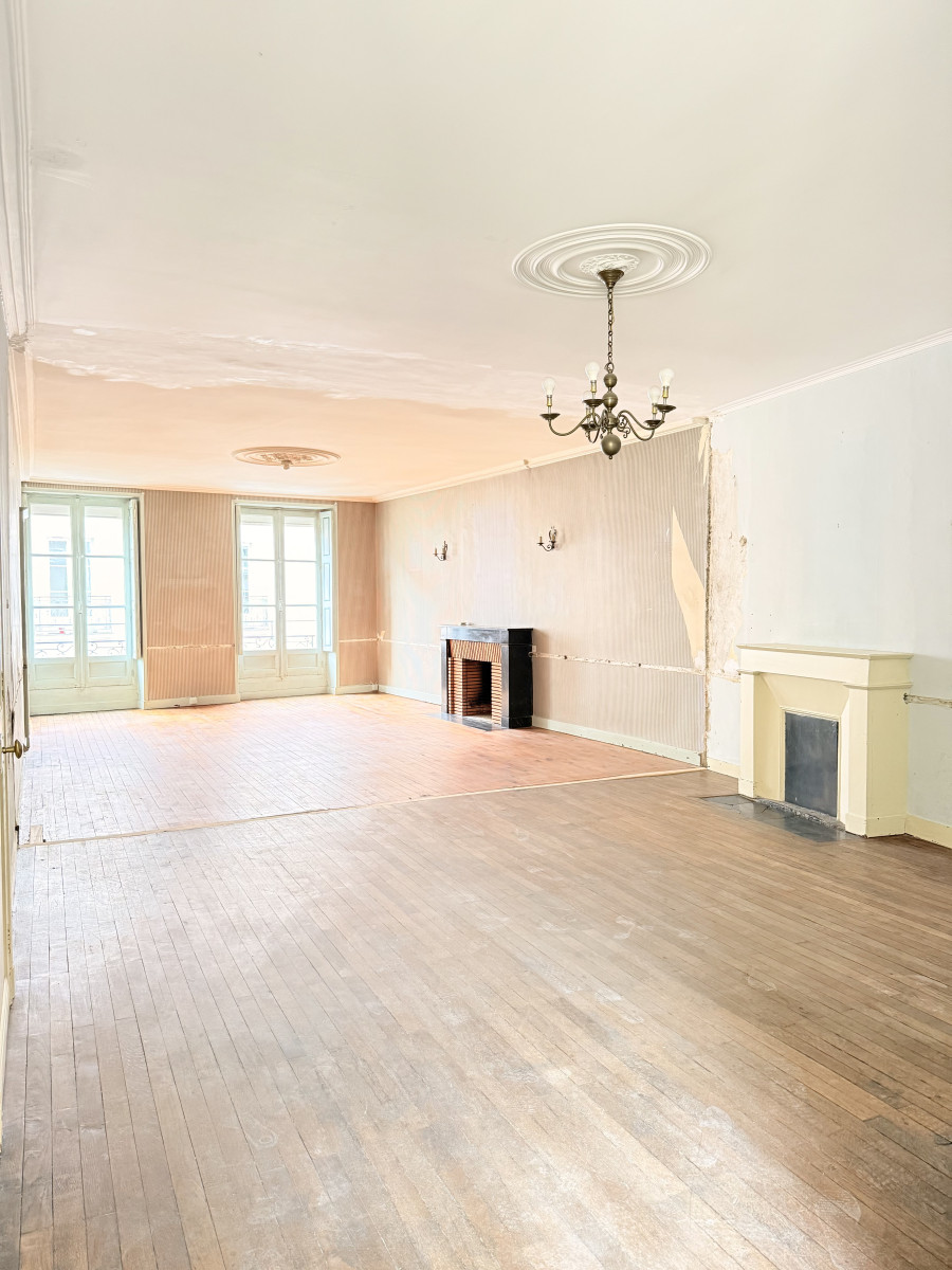 
                                                Vente
                                                 Nantes centre – Grand appartement de 116,39 m² à rénover avec ascenseur