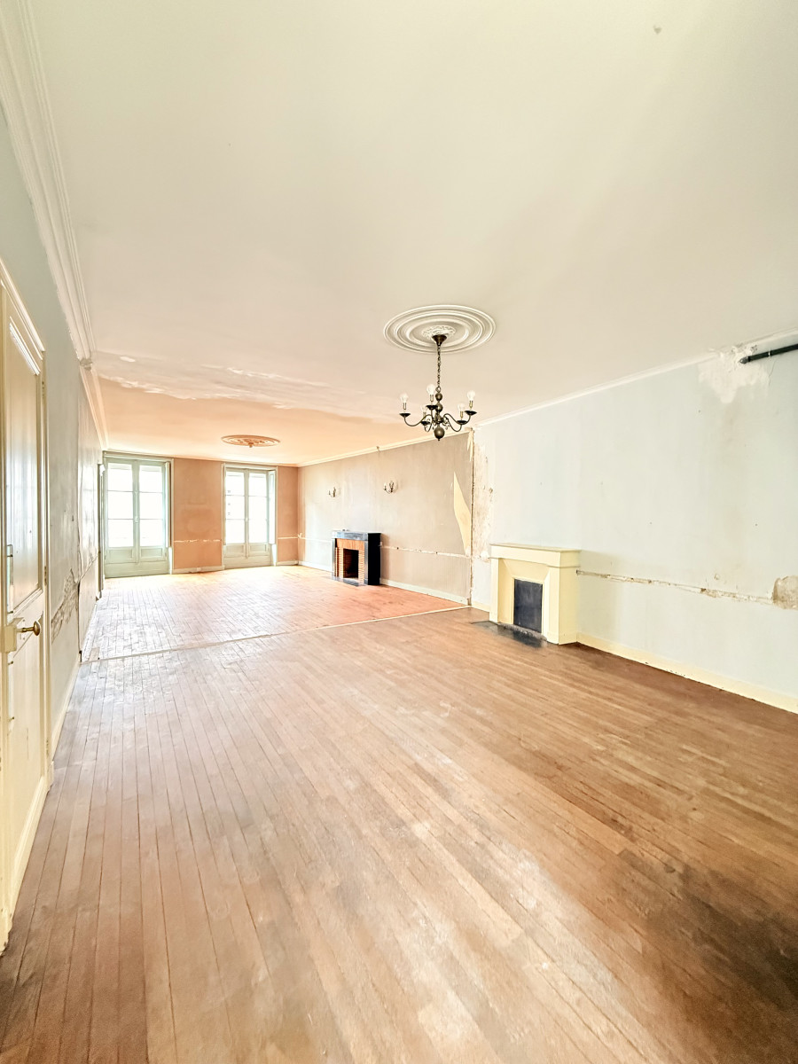 
                                                Vente
                                                 Nantes centre – Grand appartement de 116,39 m² à rénover avec ascenseur