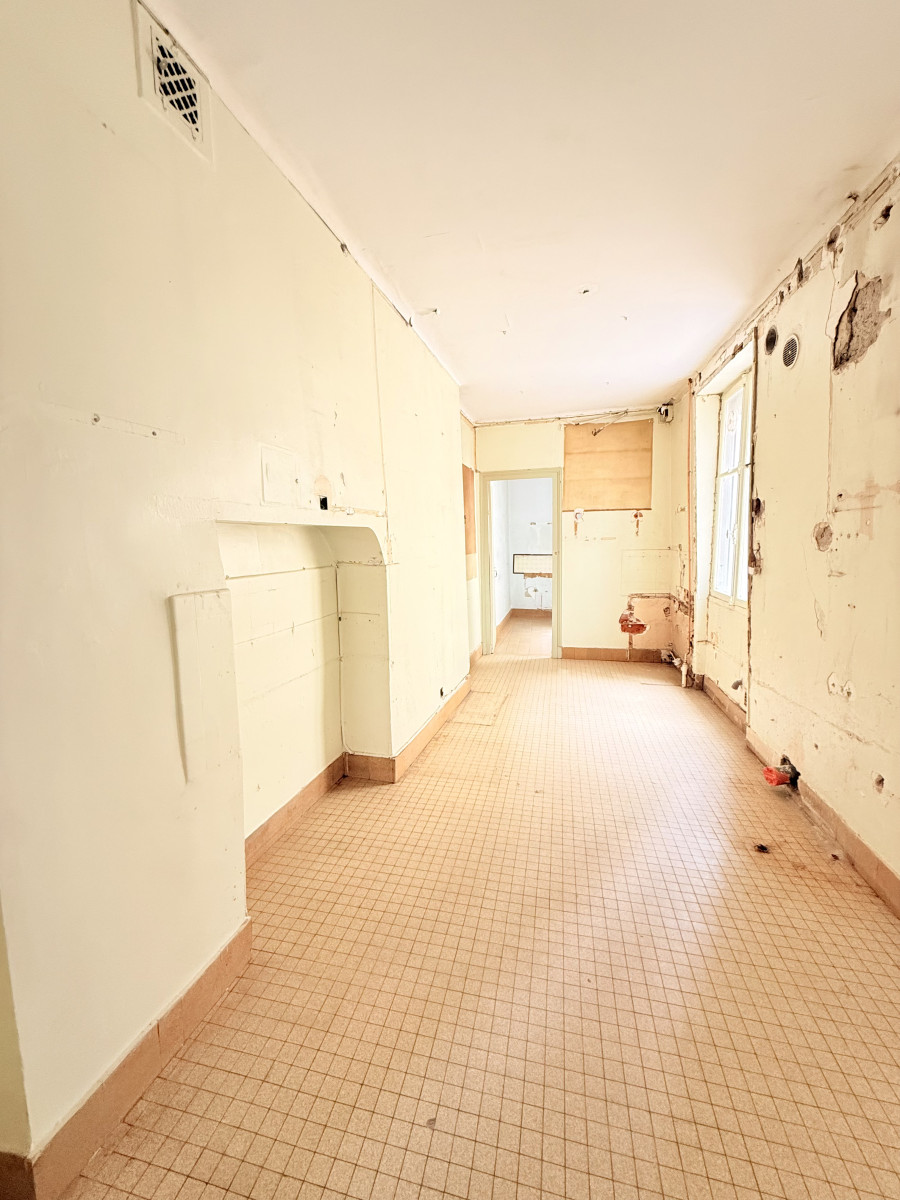 
                                                Vente
                                                 Nantes centre – Grand appartement de 116,39 m² à rénover avec ascenseur