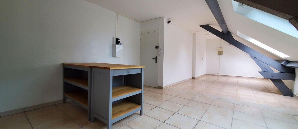 
                                                Location
                                                 Nantes, T2 de 45 m² mansardé poutres apparentes