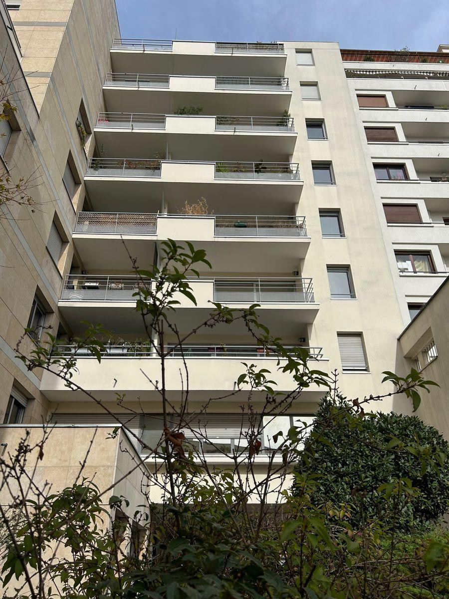 
                                                Location
                                                 Nation cours de Vincennes, deux pièces meublé.