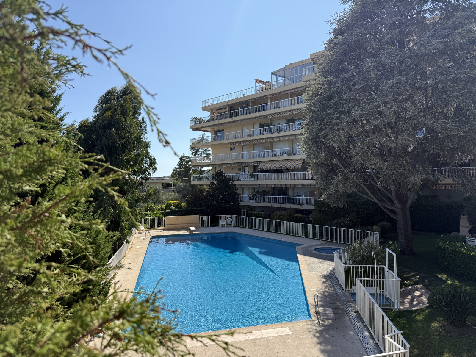 
                                                Vente
                                                 Nice - 4 pièces traversant au coeur d'une résidence élégante