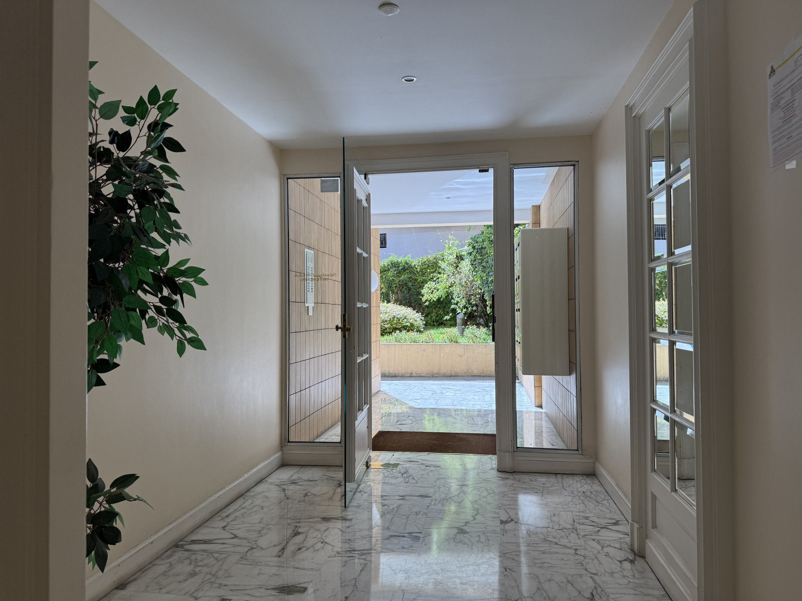 
                                                Vente
                                                 Nice - 4 pièces traversant au coeur d'une résidence élégante