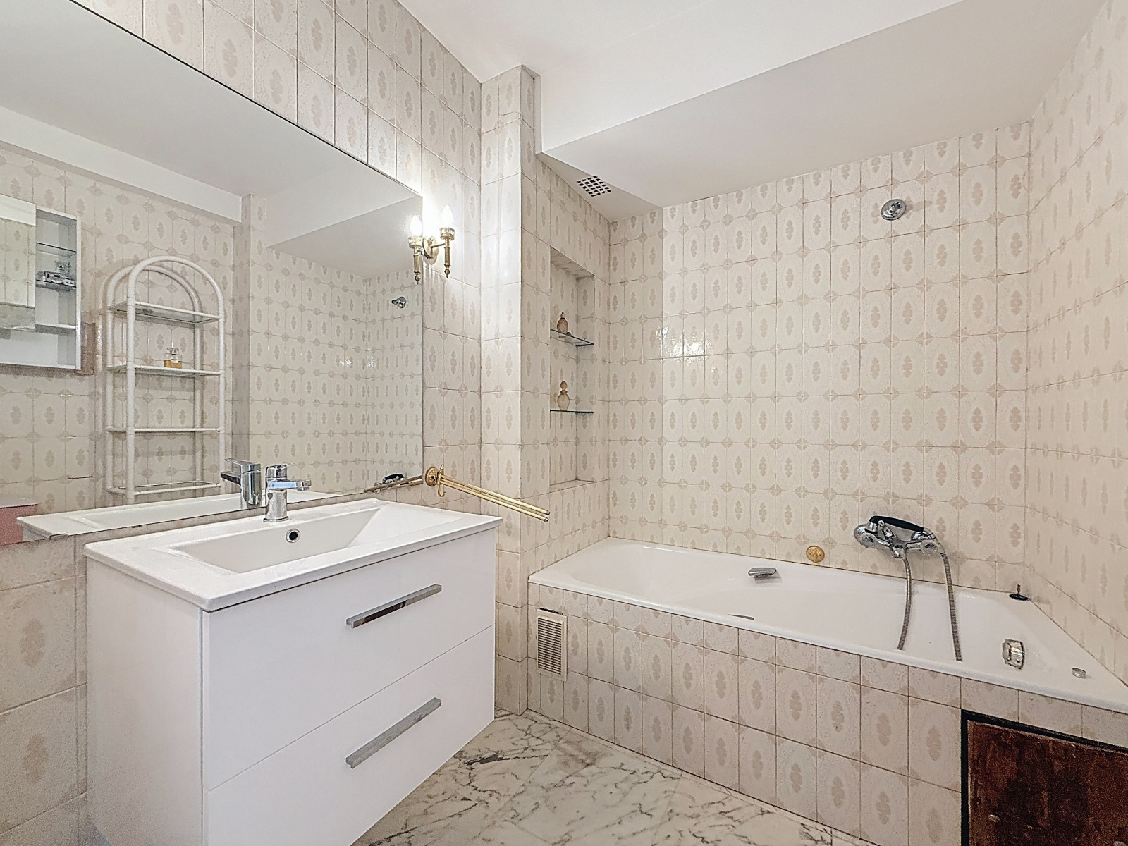 
                                                Vente
                                                 Nice - 4 pièces traversant au coeur d'une résidence élégante