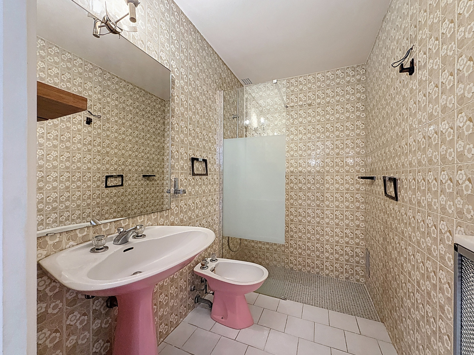 
                                                Vente
                                                 Nice - 4 pièces traversant au coeur d'une résidence élégante