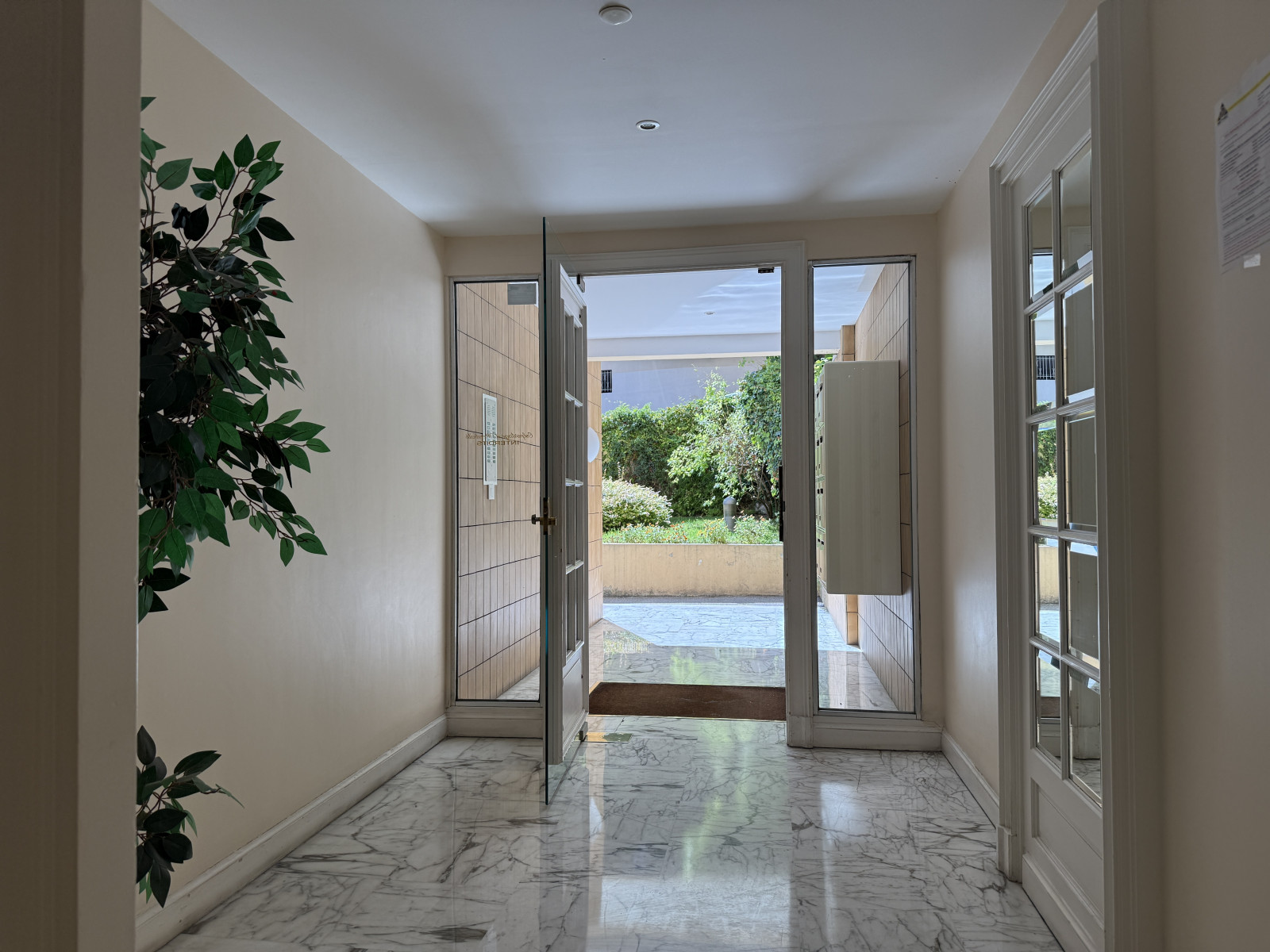 
                                                Vente
                                                 Nice - 4 pièces traversant au coeur d'une résidence élégante