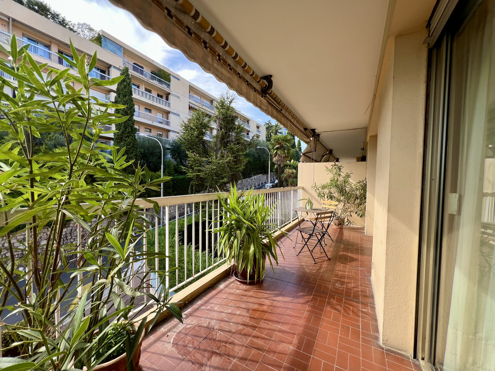 
                                                Vente
                                                 Nice - 4 pièces traversant
