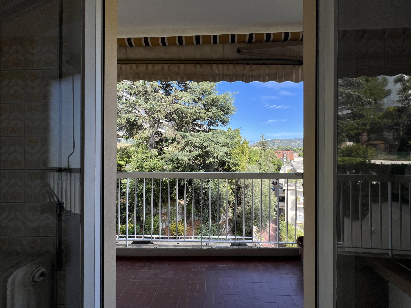 
                                                Vente
                                                 Nice - 4 pièces traversant