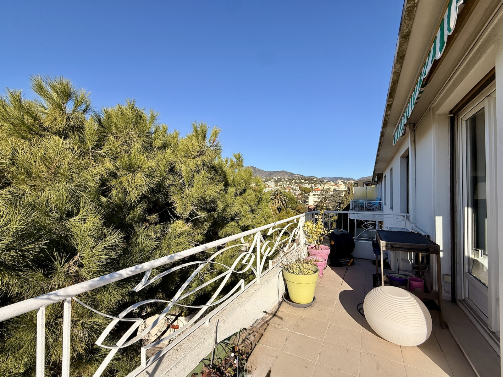 
                                                Vente
                                                 Nice - Beau 3 pièces, Haut Cimiez, dans une résidence proche des commerces