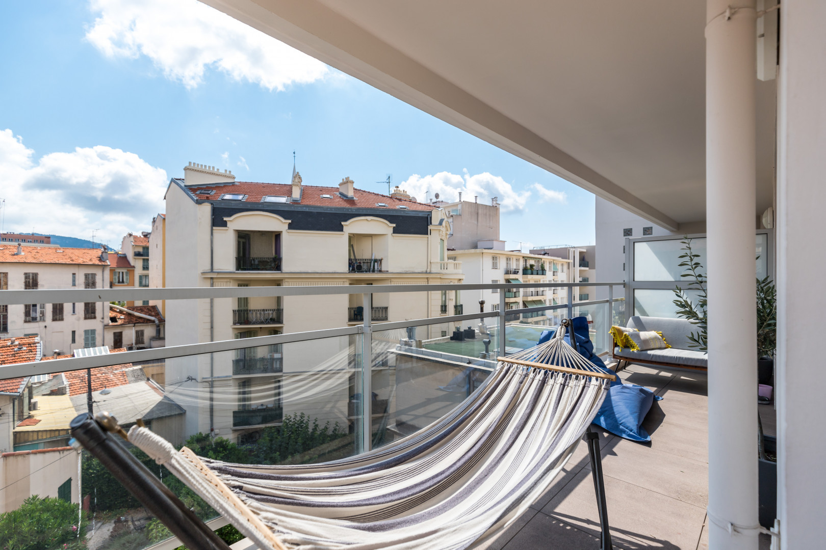 
                                                Vente
                                                 NICE / BORRIGLIONE - Appartement 2 pièces à vendre en dernier étage avec terrasse, parking et cave