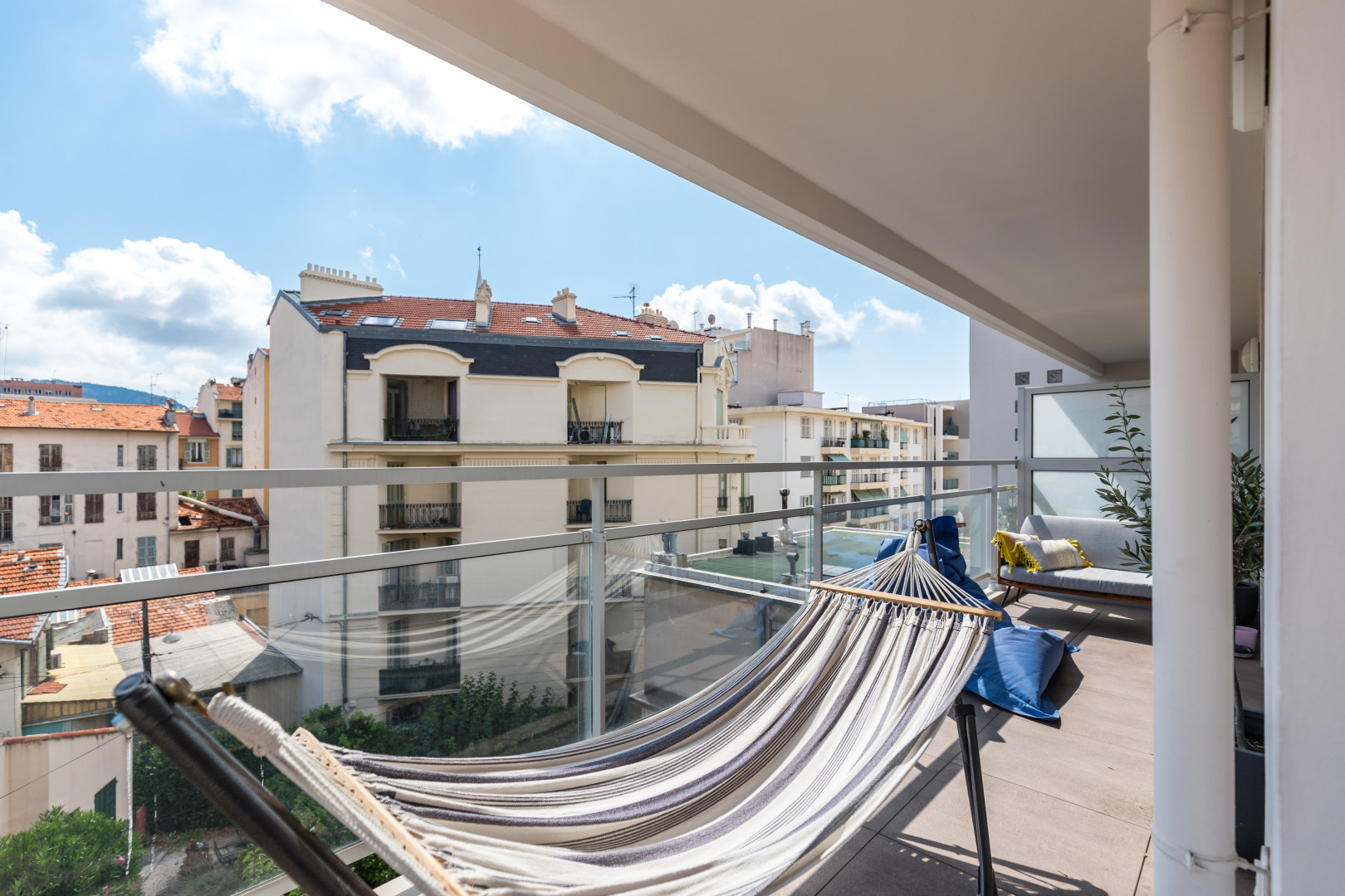
                                                Vente
                                                 NICE / BORRIGLIONE - Appartement 2 pièces à vendre en dernier étage avec terrasse, parking et cave