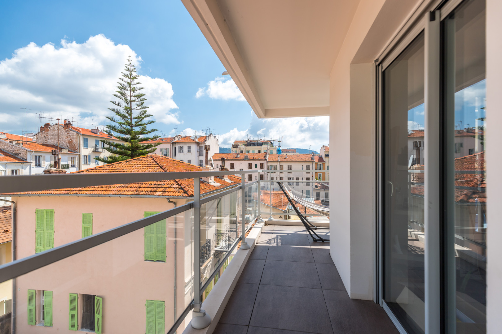 
                                                Vente
                                                 NICE / BORRIGLIONE - Appartement 2 pièces à vendre en dernier étage avec terrasse, parking et cave