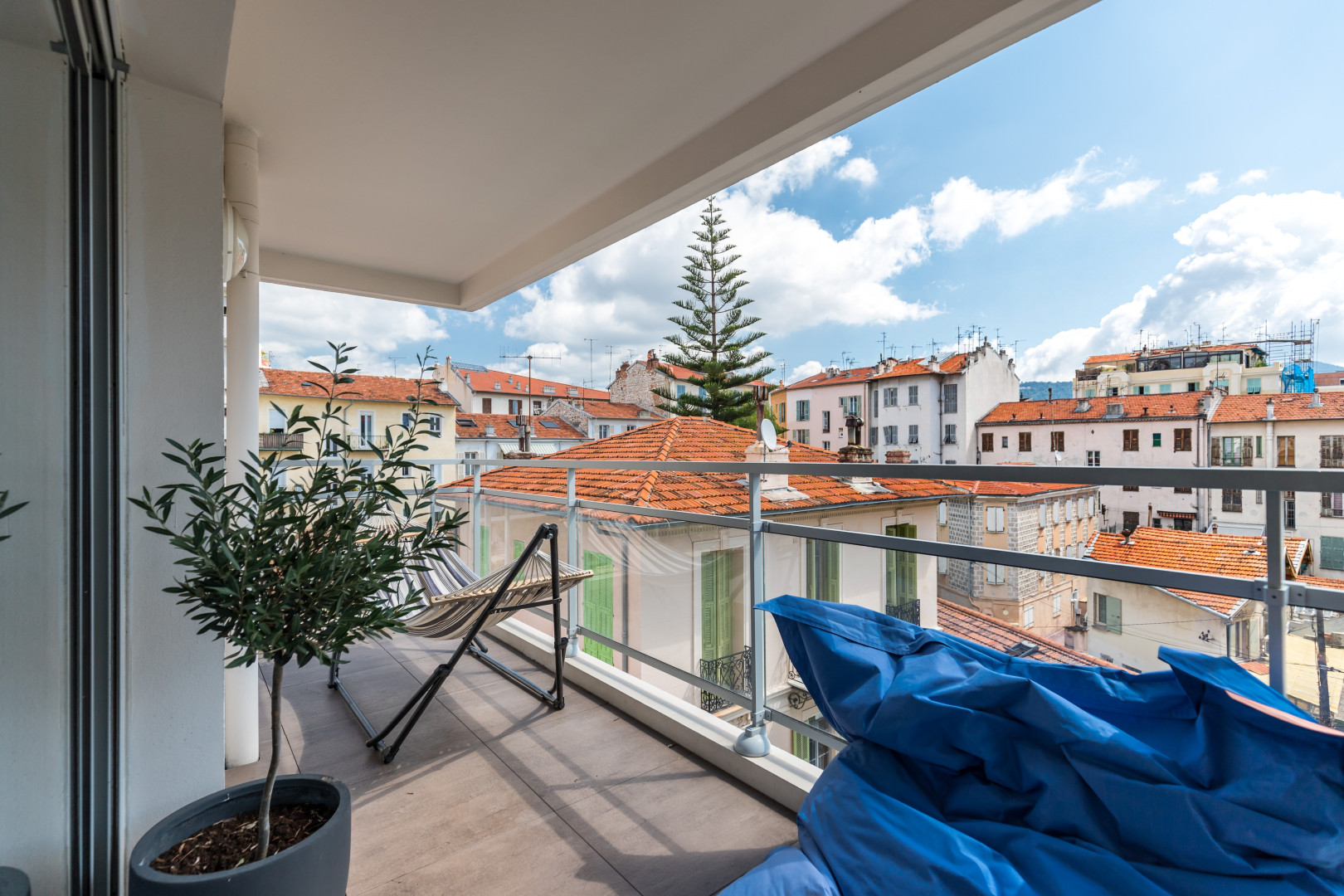 
                                                Vente
                                                 NICE / BORRIGLIONE - Appartement 2 pièces à vendre en dernier étage avec terrasse, parking et cave