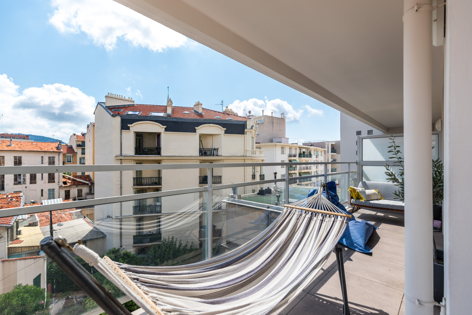 
                                                Vente
                                                 NICE / BORRIGLIONE - Appartement 2 pièces à vendre en dernier étage avec terrasse, parking et cave