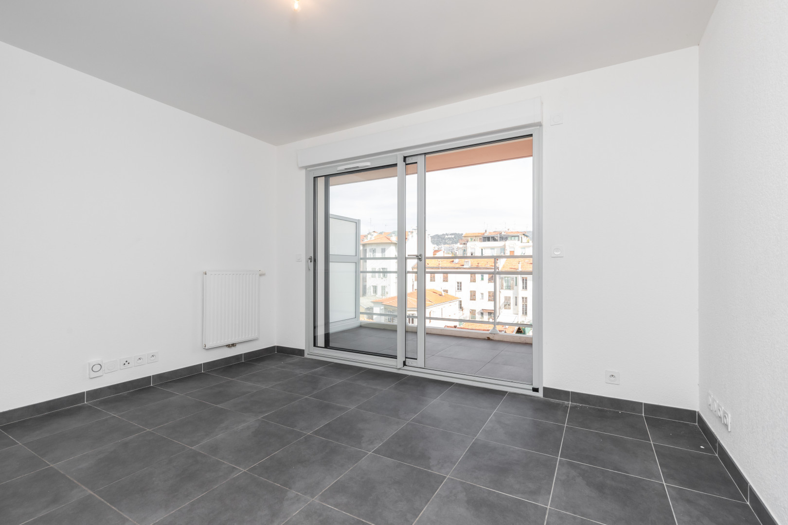 
                                                Vente
                                                 NICE / BORRIGLIONE - Studio à vendre en avant dernier étage avec terrasse