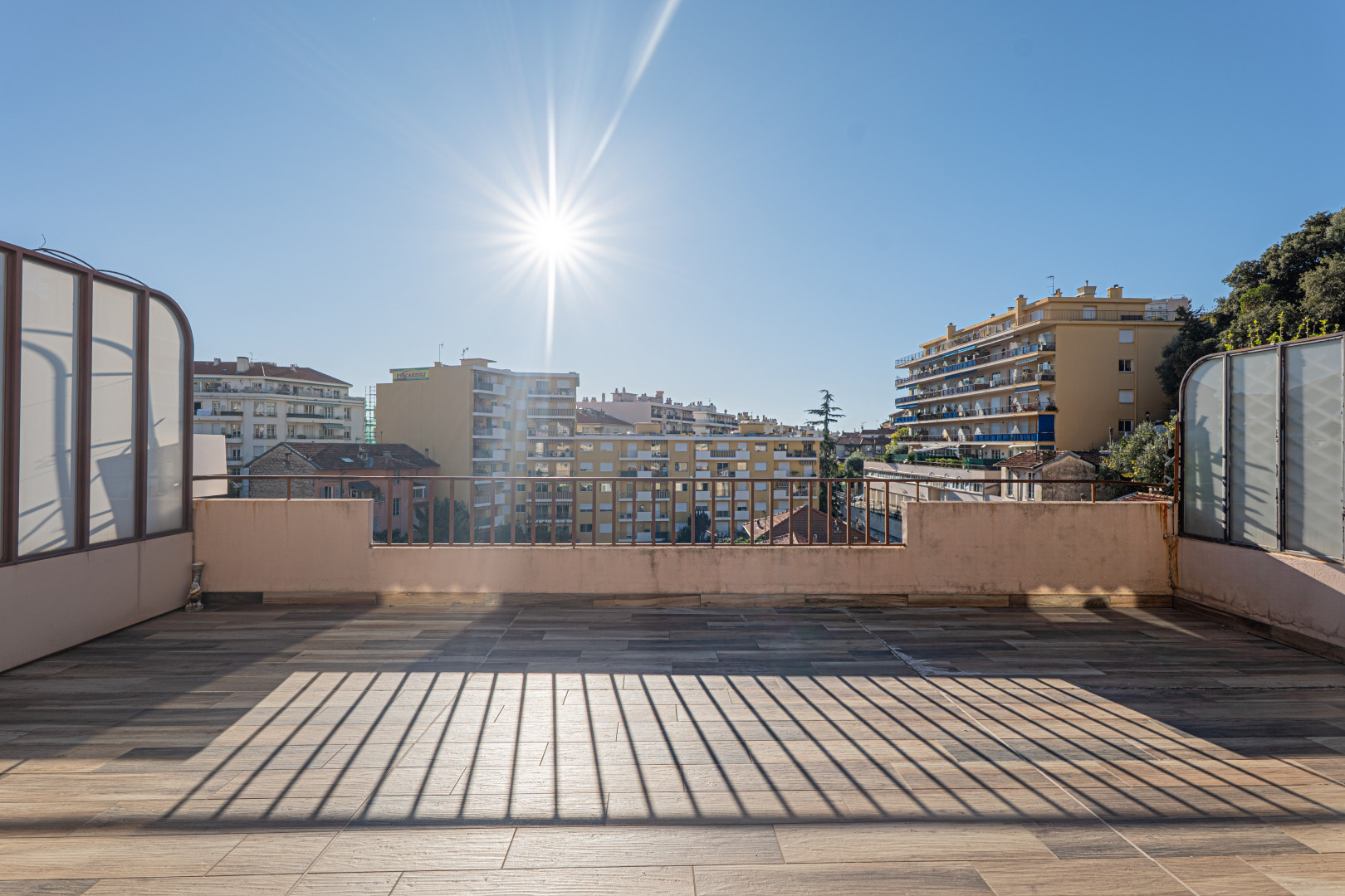 
                                                Vente
                                                 NICE – Boulevard de Cessole / Dernier étage avec grande terrasse