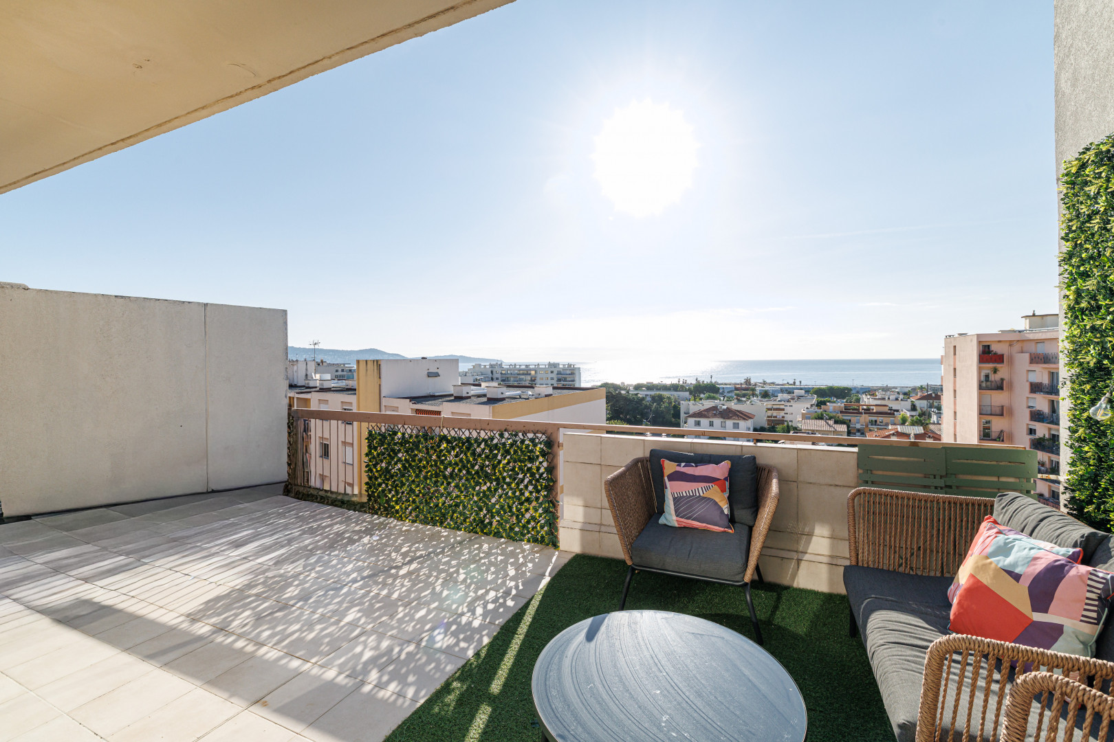 
                                                Location
                                                 NICE / CARRAS - Appartement 3 pièces MEUBLE avec vue mer