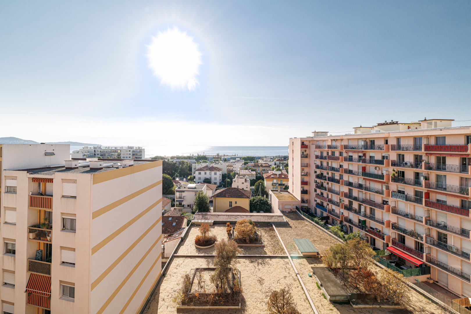 
                                                Location
                                                 NICE / CARRAS - Appartement 3 pièces MEUBLE avec vue mer