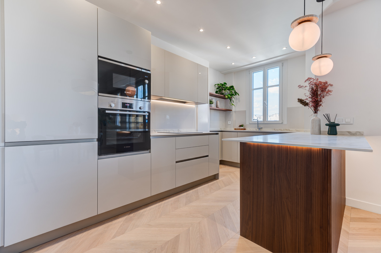 
                                                Vente
                                                 Nice – Carré d’Or : Charmant 3 pièces de 88 m² niché au dernier étage d’une élégante résidence bourgeoise.