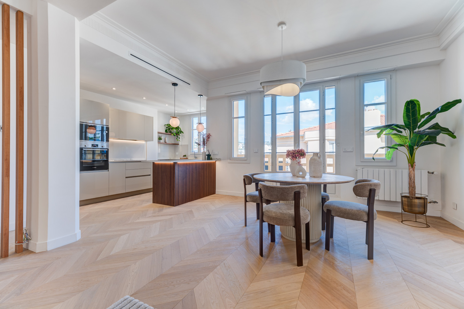 
                                                Vente
                                                 Nice – Carré d’Or : Charmant 3 pièces de 88 m² niché au dernier étage d’une élégante résidence bourgeoise.