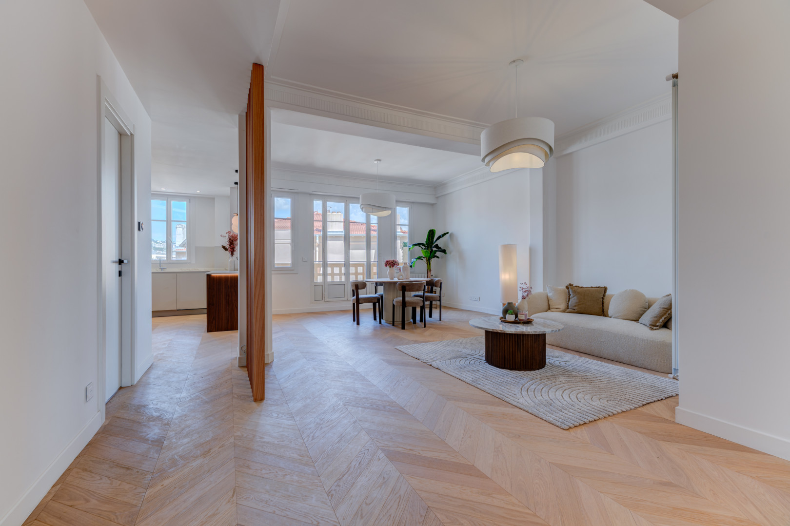 
                                                Vente
                                                 Nice – Carré d’Or : Charmant 3 pièces de 88 m² niché au dernier étage d’une élégante résidence bourgeoise.