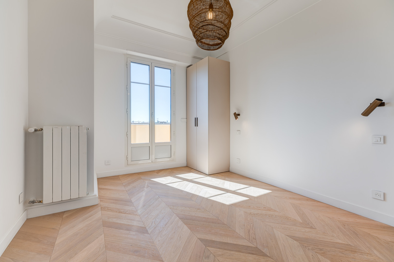 
                                                Vente
                                                 Nice – Carré d’Or : Charmant 3 pièces de 88 m² niché au dernier étage d’une élégante résidence bourgeoise.