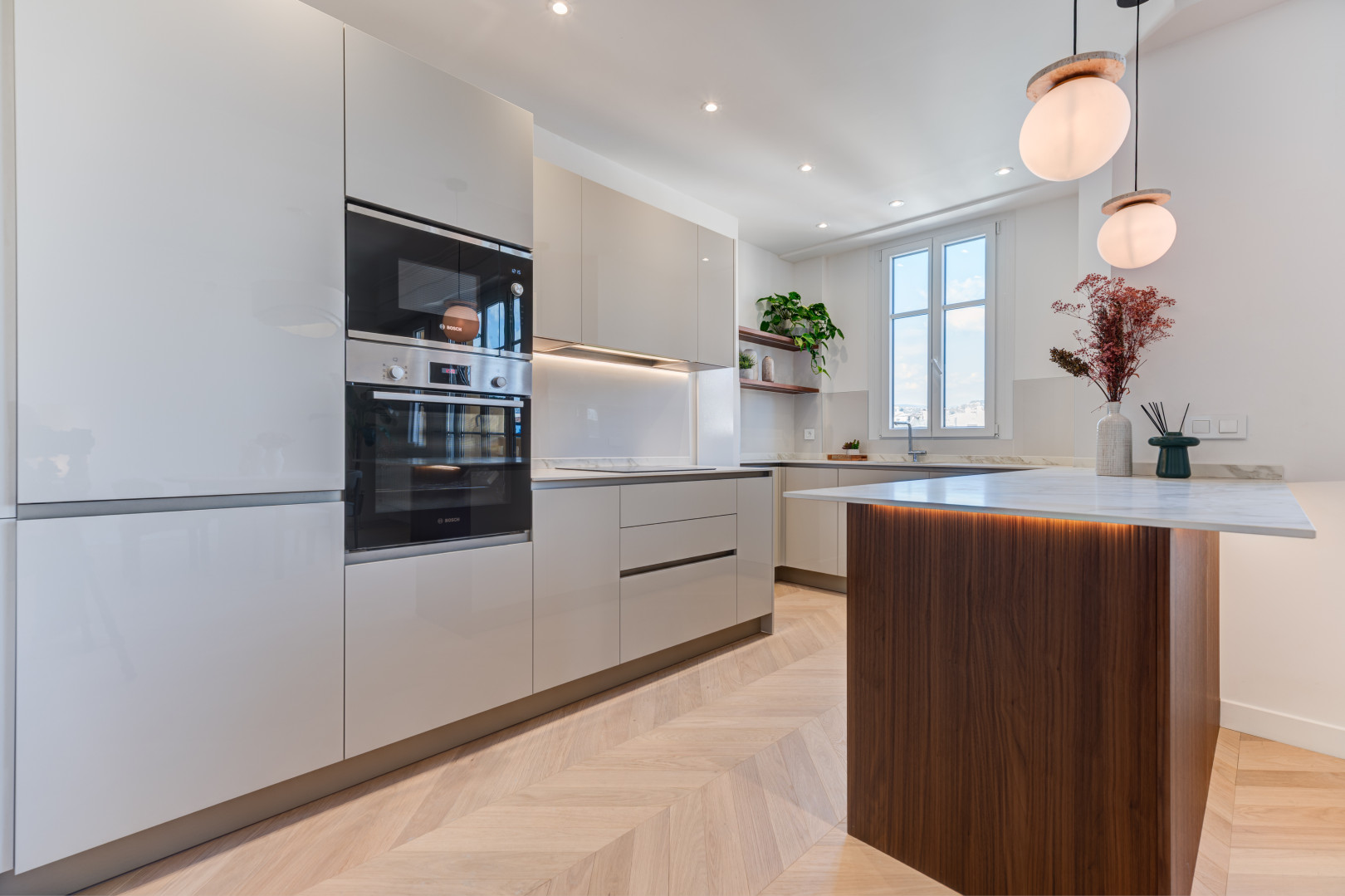 
                                                Vente
                                                 Nice – Carré d’Or : Charmant 3 pièces de 88 m² niché au dernier étage d’une élégante résidence bourgeoise.