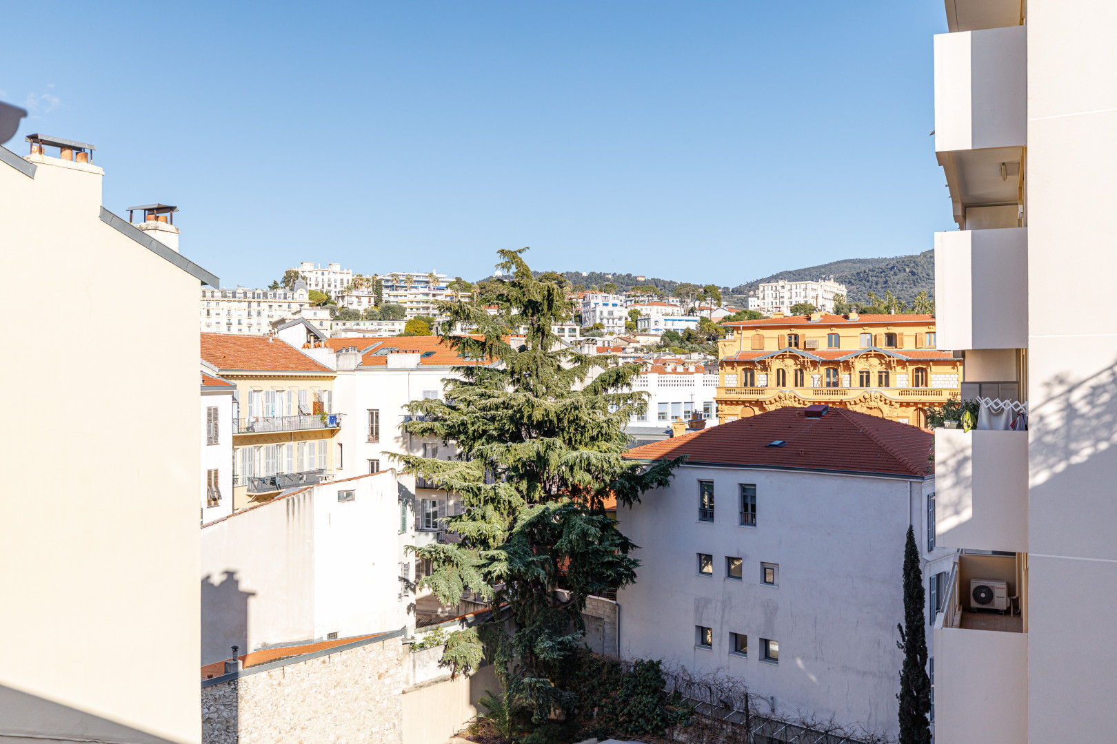 
                                                Vente
                                                 Nice - Carré d’or - Magnifique 3 pièces de 108 m² en dernier étage avec grande terrasse