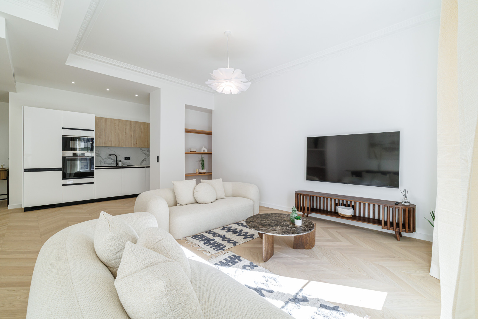 
                                                Vente
                                                 Nice - Carré d'Or - Grand 4 pièces traversant de 120m2 entièrement rénové