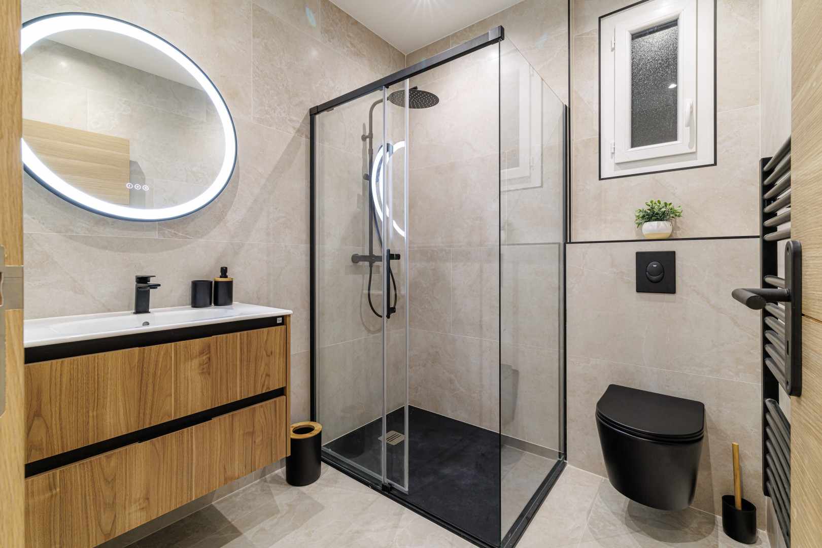 
                                                Vente
                                                 Nice - Carré d'Or - Grand 4 pièces traversant de 120m2 entièrement rénové