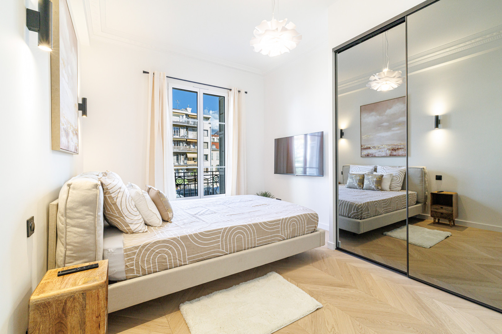 
                                                Vente
                                                 Nice - Carré d'Or - Grand 4 pièces traversant de 120m2 entièrement rénové