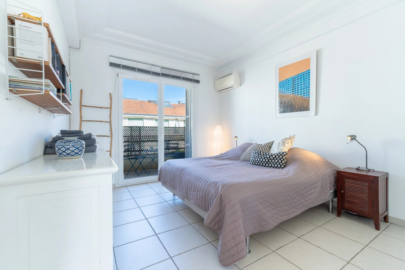 
                                                Vente
                                                 NICE, Carré d'Or : Spacieux 2 pièces au dernier étage avec terra