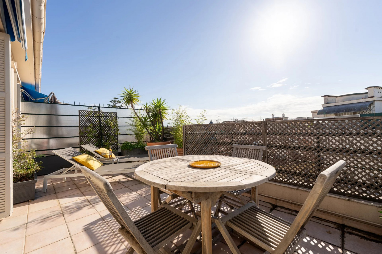 
                                                Vente
                                                 NICE, Carré d'Or : Spacieux 2 pièces au dernier étage avec terra