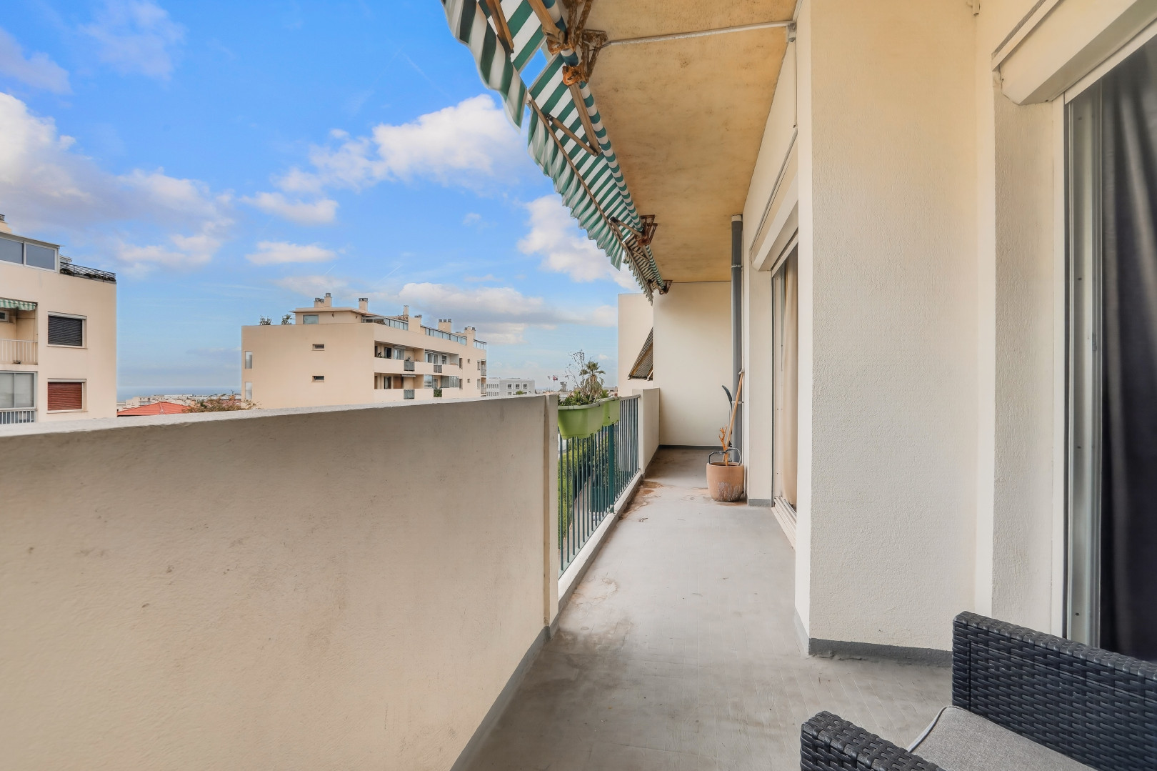 
                                                Vente
                                                 Nice - Caucade -Joli 4 pièces en étage avec terrasse et vue mer