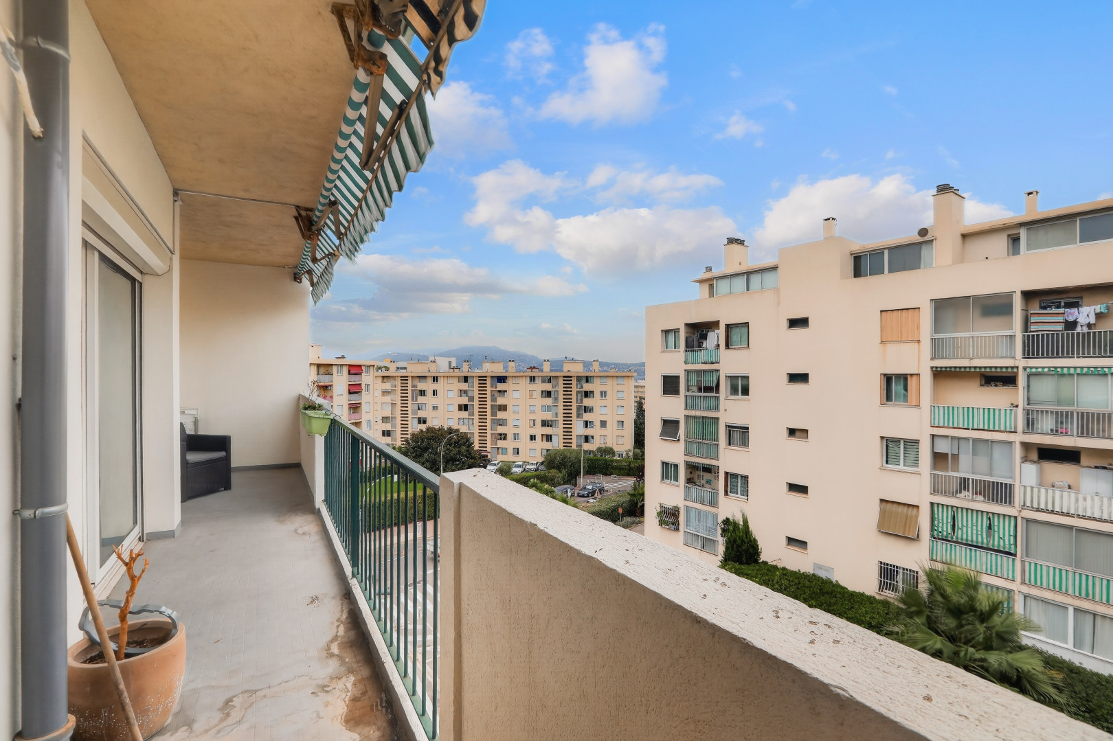 
                                                Vente
                                                 Nice - Caucade -Joli 4 pièces en étage avec terrasse et vue mer