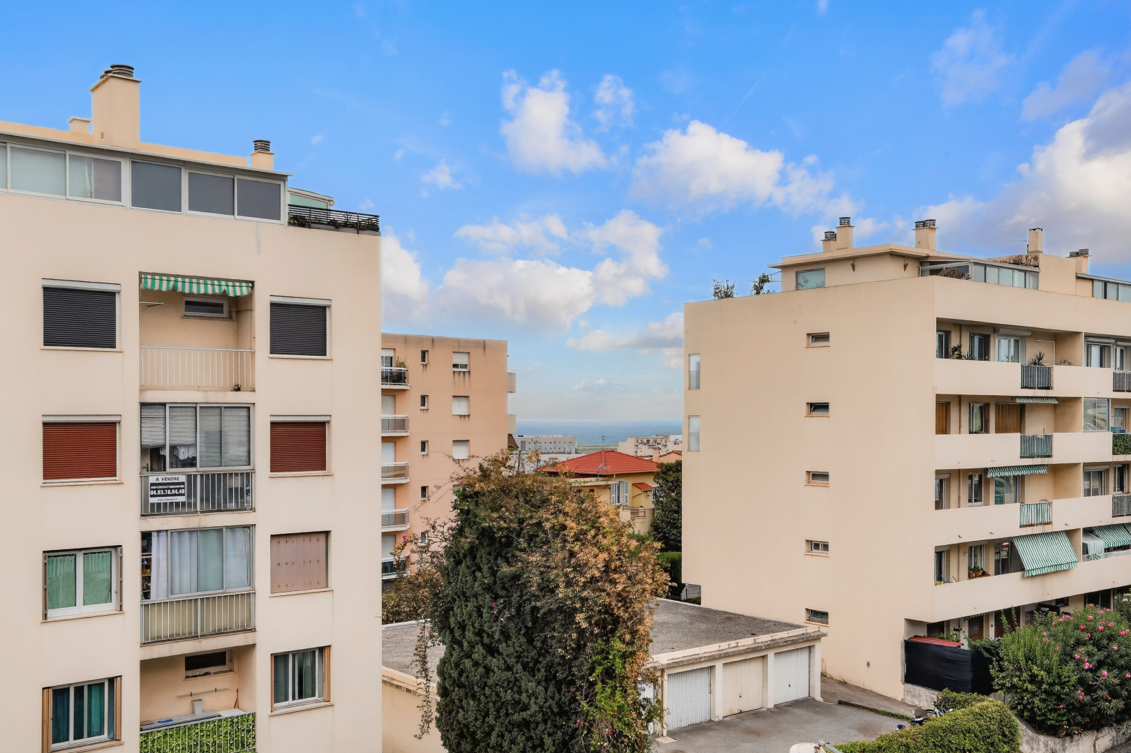 
                                                Vente
                                                 Nice - Caucade -Joli 4 pièces en étage avec terrasse et vue mer