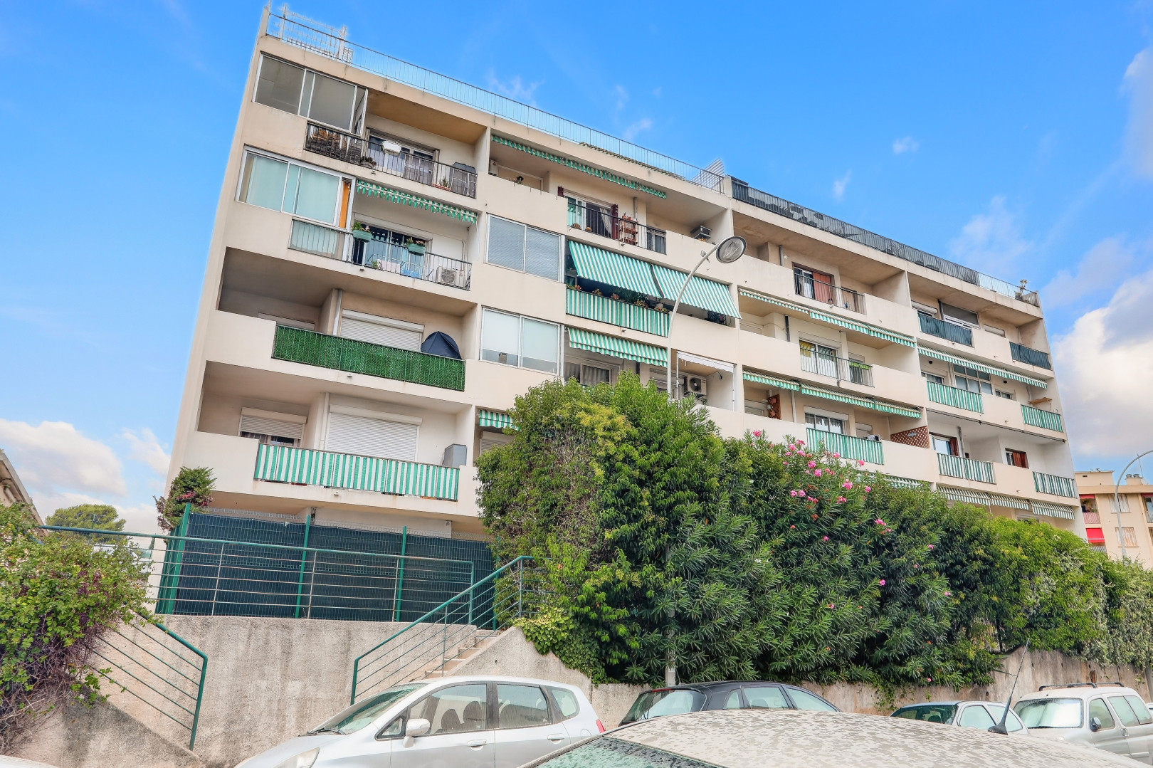 
                                                Vente
                                                 Nice - Caucade -Joli 4 pièces en étage avec terrasse et vue mer