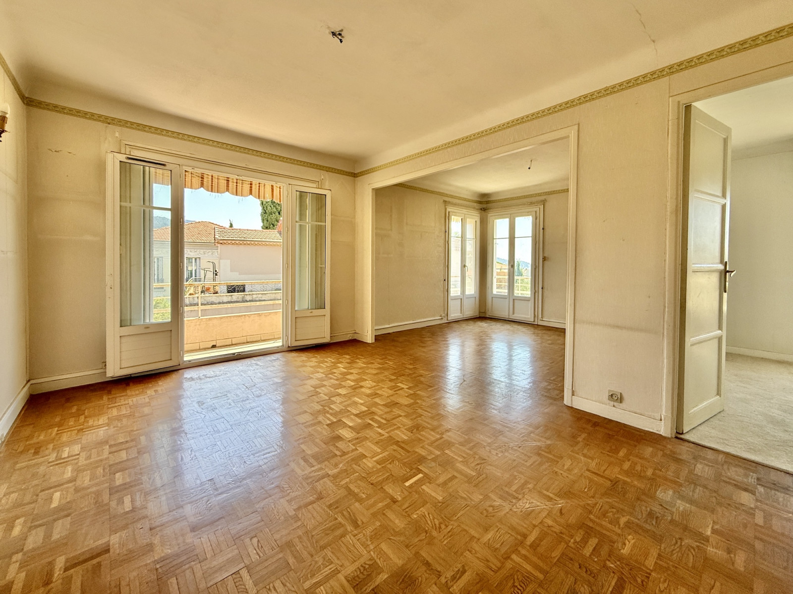 
                                                Vente
                                                 Nice Cimiez - 3/4 pièces d'angle en étage élevé à rénover