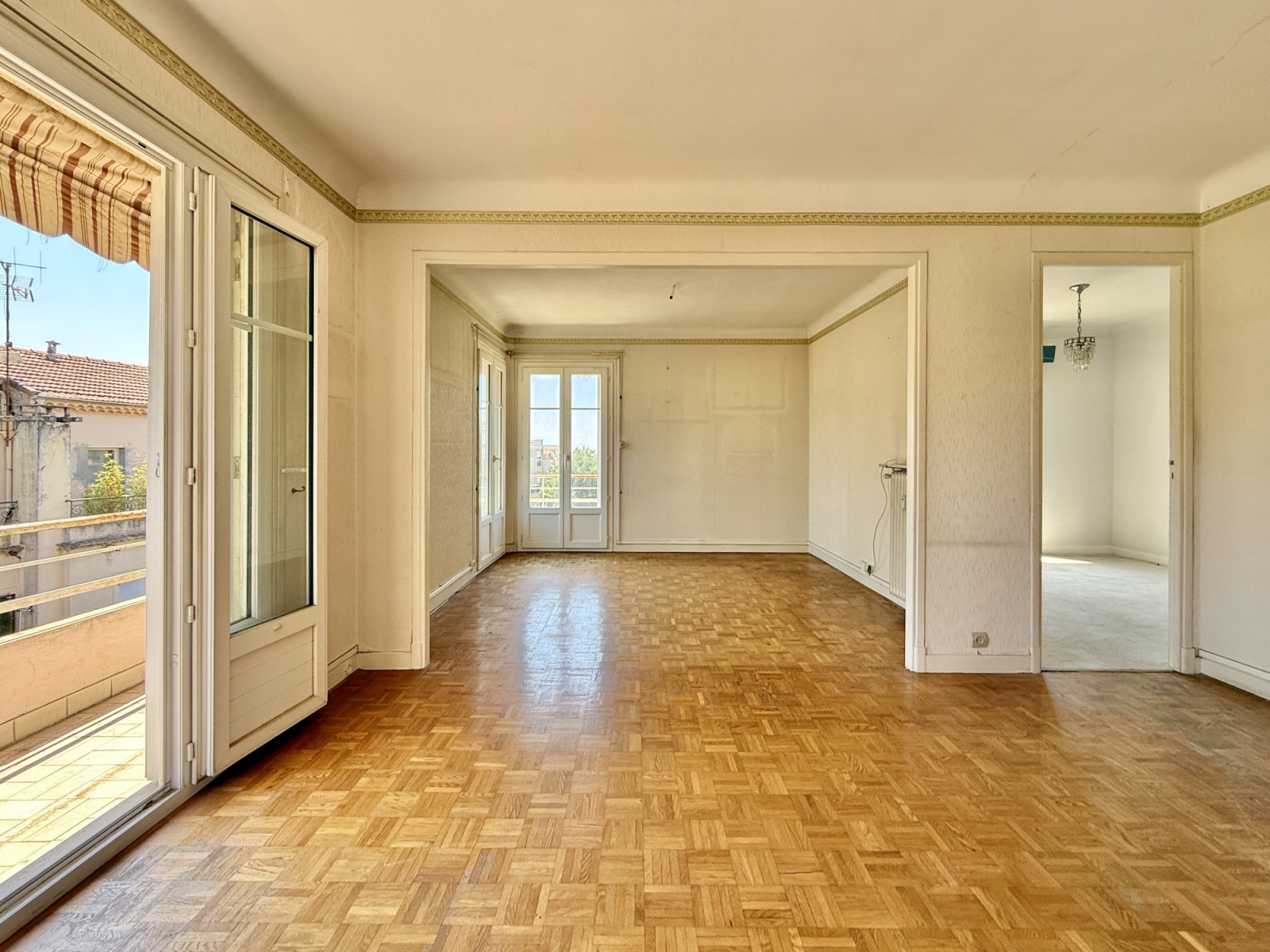 
                                                Vente
                                                 Nice Cimiez - 3/4 pièces d'angle en étage élevé à rénover