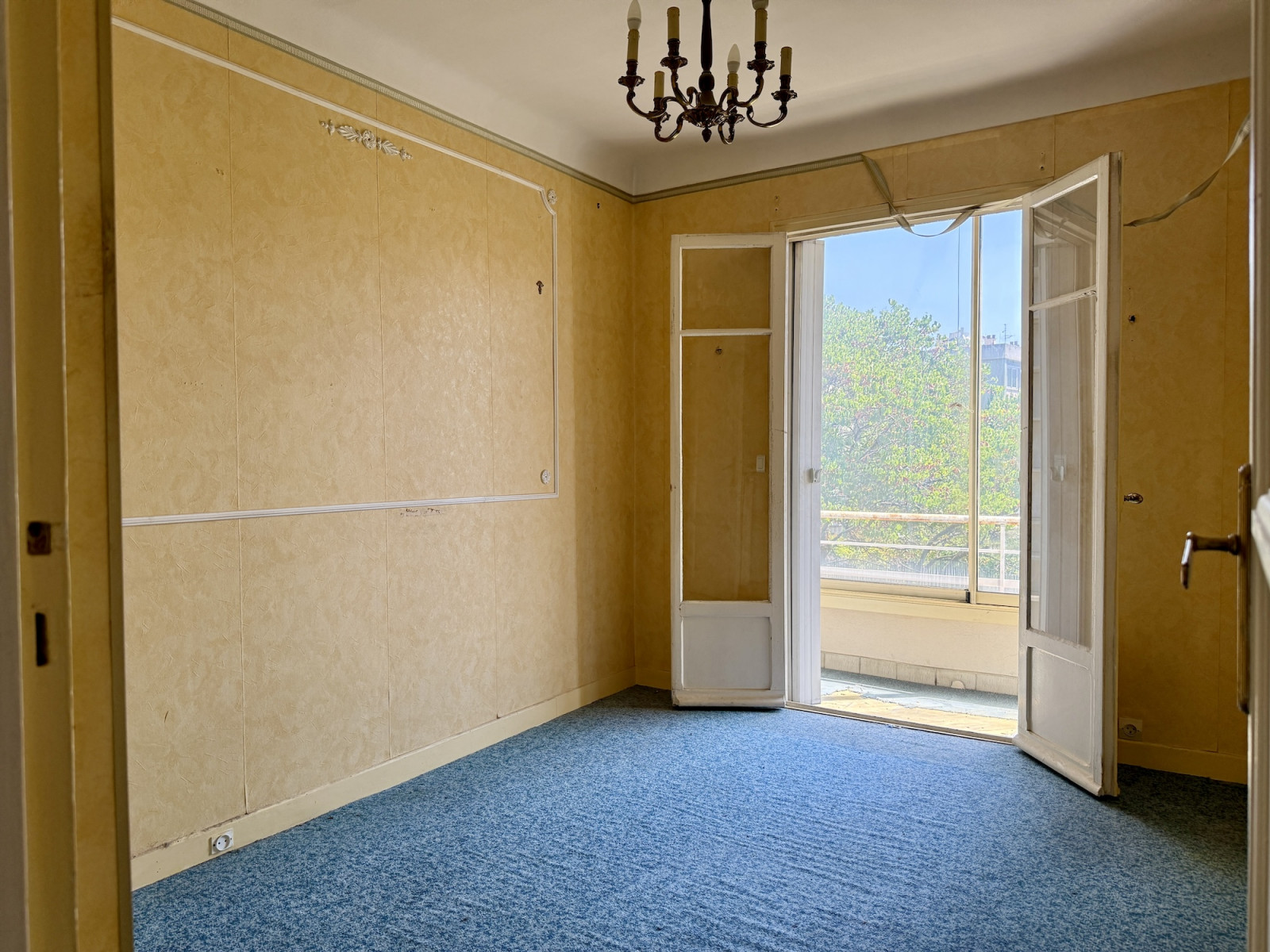 
                                                Vente
                                                 Nice Cimiez - 3/4 pièces d'angle en étage élevé à rénover